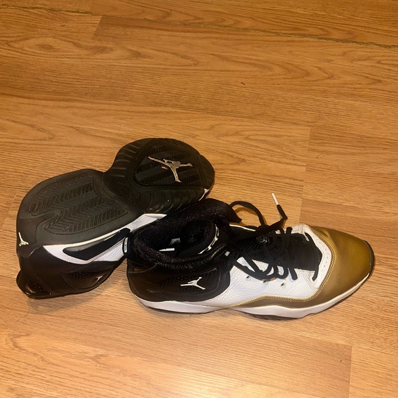 Jordan Men’s Shoe - Picture 2 of 2